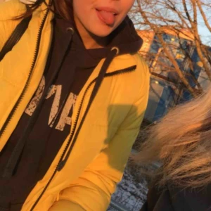  - Gul jacka från hm, sparsamt använd så är i väldigt bra skick! Säljer då den ej kommer till användning