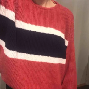  - Superfin stickad tröja från Pull and Bear, säljer för att den tyvärr inte kommer till användning
