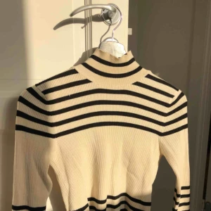  - Randig polo från zara, använd mycket lite nästan som ny. Den är i storlek M men passar lätt mindre också💘