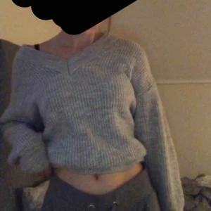  - Jätte skön stickad tröja, har vikt upp den nu så den kan vara längre om man vill det också. Från ginatricot. Frakt 60 