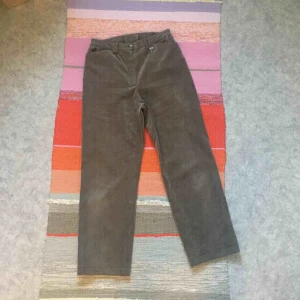  - Perfekta paret gubbyxor förtjänar mer kärlek än jag kunnat ge dem. Fin lyster i dem (se sista bilden), sitter smickrande och superbekväma. Fint skick också!