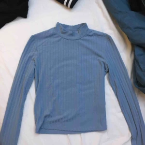  - En polotröja från carlings som använts en gång av mig. Superfin passform och färg, men är inte min stil. Är även stretchig. 😇