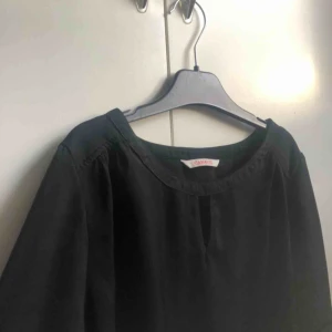  - En fin svart blus. Säljer då den inte kommer till användning. Osäker på storlek men gissar XS. Sparsamt använd och i mycket bra skick. Frakt tillkommer!💕