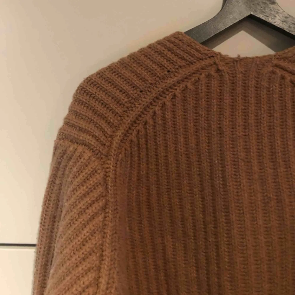 Underbar stickad tröja i 100% ull från Acne Studios. Modell Deborah Wool i färgen Caramel Brown. Storlek XS som passar XS-M beroende på önskad passform. Mycket sparsamt använd och i toppskick! Finns i butik nu för 2700kr. Stickat.