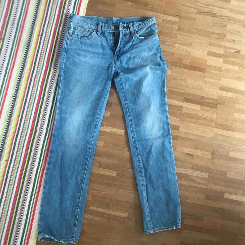 Säljer mina ursnygga levi’s jeans då de tyvärr blivit för små för mig! - rak passform - modell: 511 - står att det är 30w 30l men storleken är mer som ett par 25w - fråga gärna för mer info -möts gärna upp i sthlm, annars frakt😊. Jeans & Byxor.