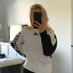  - Säljer pga att den bara ligger i garderoben. Använd en gång. Nypris: 500, mitt pris 200kr + frakt. Priset går att sänka vid snabb affär.