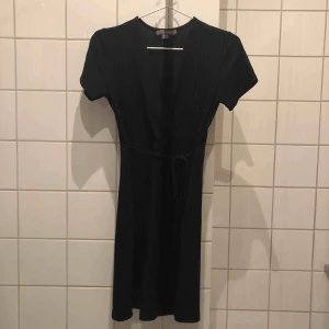  - Svart kortklänning 