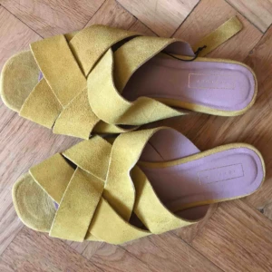  - Oanvända skor från topshop i gul mocka. Väldigt bekväma (jag använder ett par likadana i svart). Strl 38. Postas eller hämtas i Skanstull.