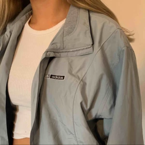 - Jacka från adidas som är köpt på secondhand från humana i storlek M. 