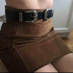  - Double buckle-bälte från monki  Går ej att fästa i hakar så man får ha det utanpå, alternativt i midjan på en snygg stickad tröja! 