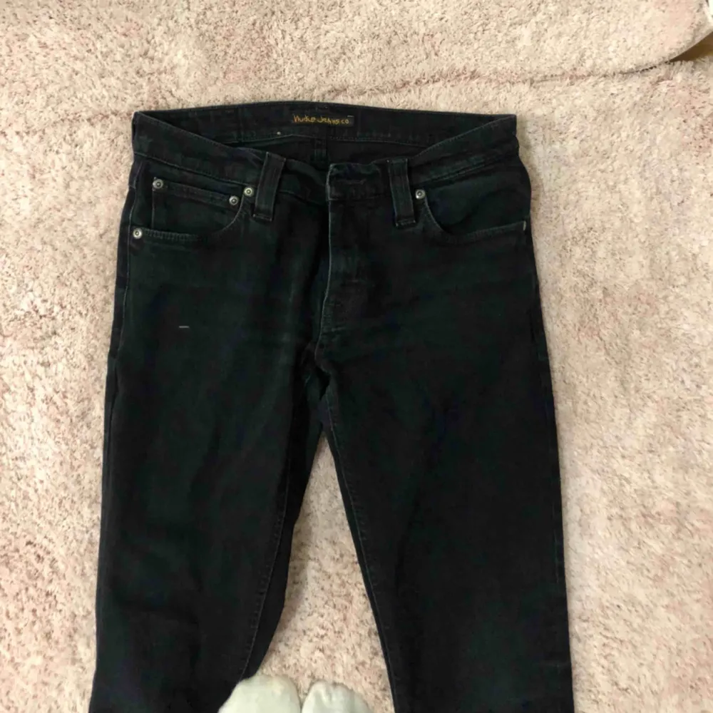 Tajta svarta Nudie jeans, använda 2 gånger, köpta för 1400 kr. Klippt bort storlekslapp men en mindre storlek 36 ungefär. Fraktar för 66 kr. Jeans & Byxor.
