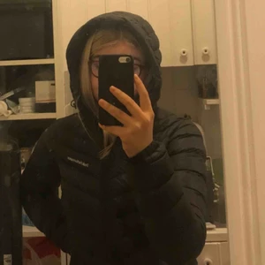  - Säljer min svarta Peak Performance dunjacka i storlek Small. Köpt på Stadium förra året för 2 800kr. Säljer för 1200kr