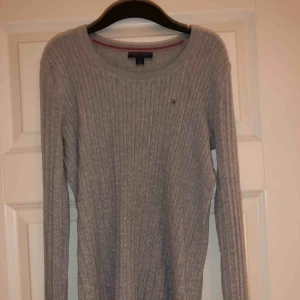  - Säljer min Tommy Hilfiger tröja då den tyvärr inte kommer till användning, hör av er om ni önskar fler bilder med tröjan på!🥰