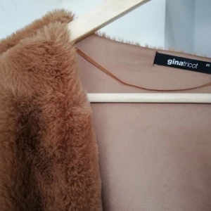  - Jättemysig, skön och fin hobbypäls (inte äkta) kofta. Köpte den från ginatricot. :))