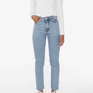  - Blåa jeans i modellen kimono från Monki. Storlek 25. Jag är strax under 170 cm och har jeansen utan att vika upp. Bra skick och inte urtvättade!