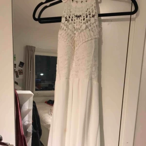  - Fin klänning knappt använd, har inlägg inuti klänningen