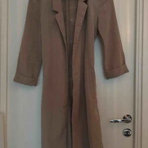  - Beige fin enkel tunn kappa från HM använd ett tag, små fläckar finns inget man tänker på utan av verkligen kolla nära därav priset!✨band med följer 