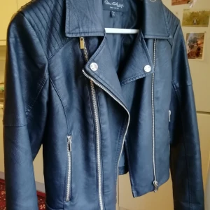 MC jacka srl 36 - Kort mc-jacka i fuskläder. Fickor i sidorna med dragkedjor. Har nyss köpt fem nya plagg och gör nu av med fem plagg. Kolla mitt Plick konto där jag har mer grejer. 