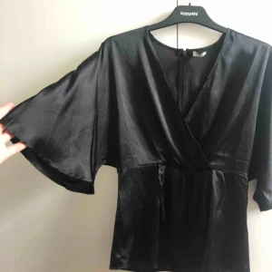  - Superfin blus från NAKD i silkeliknande material. ALDRIG använd!! Org.pris ca 300kr Köparen står för frakt och betalning sker via swish, kan även mötas upp😊