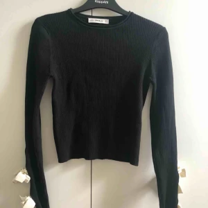  - Superfin tunn croppad stickad tröja från Zara, långa armar med två knyten på vardera ärmslut. Som ny i skicket och använd ca 2 ggr. Köpare står för frakt och betalning sker via swish!!
