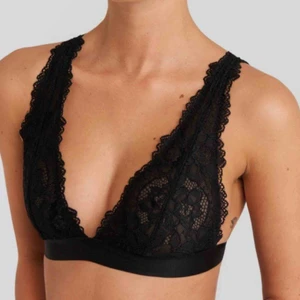  - Ny, självklart helt oanvänd, bralette i spets från NAKD! Superfin och halva priset jämfört med ursprungspriset, strl L men passa M och S också (pris kan självklart diskuteras!)