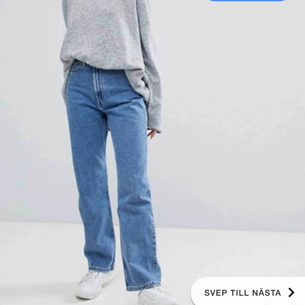 Skit snygga jeans ifrån weekday i modellen row. Dom är i Waist 30 men skulle säga att den passar mig som vanligtvis är en storlek 28-29, dom sitter dock lite oversized men är as snygga! Köparen står för frakt🗣👤👥. Jeans & Byxor.