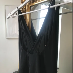  - Långklänning svart, endast använd ett tillfälle så är i nyskick! ( på bilderna är klänningen fotograferad bakifrån ) Skriv för fler bilder !