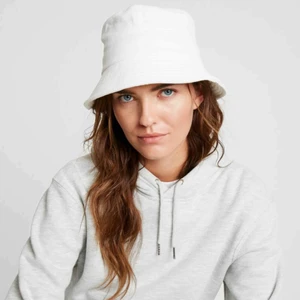  - Säljer min vitta fiskehatt som jag köpte i sommras till lollapalooza 