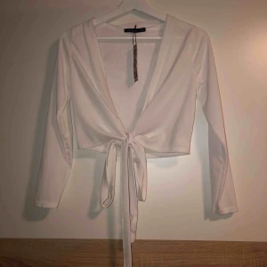  - OANVÄND,PRISLAPP KVAR!!  Säljer denna fina tröja med knytning! Swipe för att se hur knytningen ska sitta på. Storlek S. Tyvärr är den out of my comfort-zone... Annars är den såååå fin! 