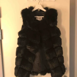  - Svart pälsväst (fake) i från Lovely of Sweden🌸   Ny pris 1099kr.  Frakten är inkluderad i priset vid upphämtning 400kr. Bara att höra av er om ni har några frågor eller funderingar💕