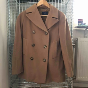 Gant kappa - Kappa från Gant i 60% ull, 10% kaschmir, 30% polyester. Insida i polyester. Fodrad. Använd ett fåtal ggr förra vintern, så ser i princip oanvänd ut. nypris 4999.- Finns för avhämtning i Märsta/Sthlm 