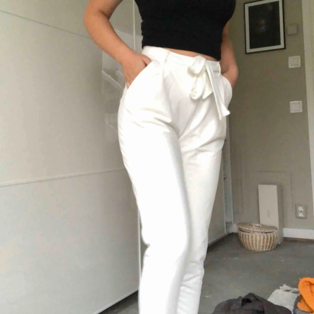 Vita kostymbyxor ifrån Nelly strl. S. Aldrig använda och väldigt sköna!  Kan hämtas i uppsala eller skickas mot fraktkostnad🌟 . Jeans & Byxor.
