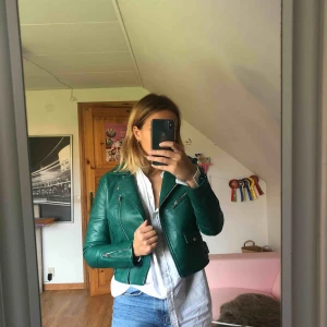  - En grön skinnjacka ifrån Bershka i storlek medium men passar en S, jag har tyvärr växt ur denna jacka och det är därför jag säljer den. Frakt tillkommer.
