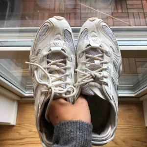  - Använda adidas FYW-s97 i vitt. Jättefint skick. Innersulan är lite smutsig och lite slitage på sulorna men inget som syns eller man tänker på. Hämtas i Stockholm eller fraktas med då tillkommer frakt. Pris kan diskuteras vid snabbaffär.