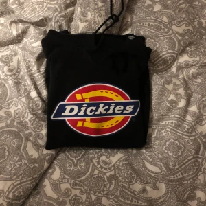 DICKIES HOODIE - Säljer min äkta dickies hoodie i strl. S då den ej kommer till användning längre. Nypris 1000kr