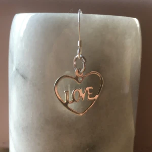 Fina små örhängen  - Örhängen med ett hjärta på där det stor love inuti (priset kan diskuteras) frakten betalar du själv.