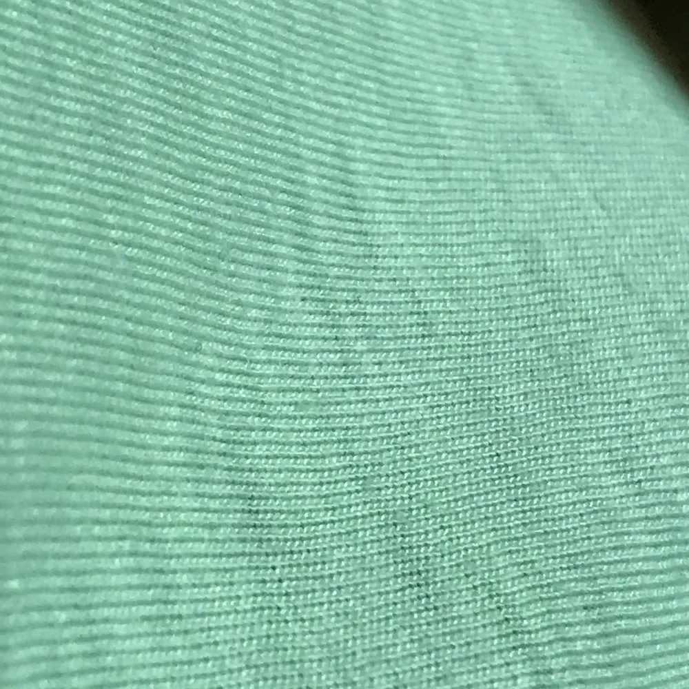 Neon grön/gul weekday t-shirt. Använd en gång.. T-shirts.