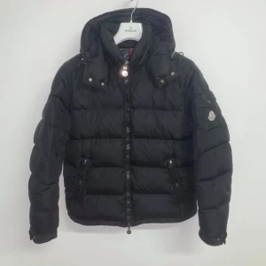 Moncler Maya - Moncler Maya i svart matt färg (väldigt sällsynt), size 3, bra använt skick förutom att teckningen saknas.