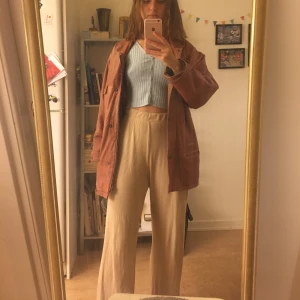 Skinnjacka  - Skitsnygg brun skinnjacka ala 80-tal. Märket är Boazu Sweden och jackan är inhandlad second hand. Superfint mönstrat tyg inuti. Stängs med hjälp av dragkedja och knappar. Kan mötas upp eller skicka med post, köparen står då för frakten