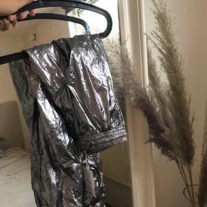 Snygga byxor - Jätte snygga byxor, aldrig använda tyvärr för små för mig. Nypris 599kr. Fortfarande prislapp kvar!