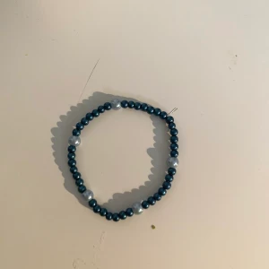 armband  - ett armband med 2 olika pärlor på! frakt + priset 