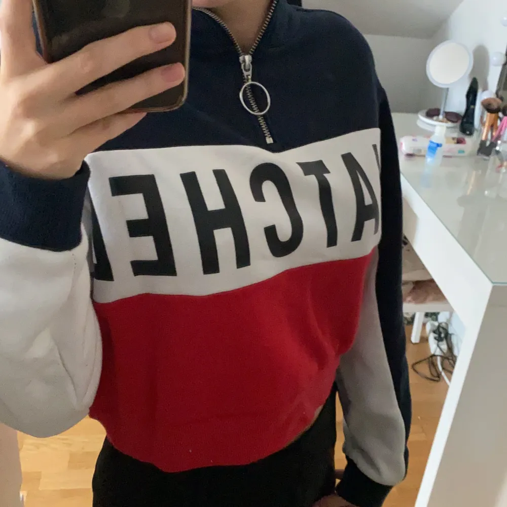 Cropped hoodie ,säljer för 20 kr, använd en gång så i mycket bra skick,som ny! :) storlek xs och skönt material:). Hoodies.