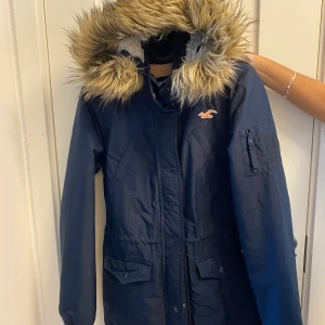 Hollister jacka stl S - Använt få gånger. I mycket bra skick. Bud accepteras 