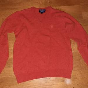 Gant  lammulls tröjan i storlek M. Vid köp av flera saker så kan jag frakta i samma paket. Skriv om ni vill ha fler bilder på den eller undrar något.