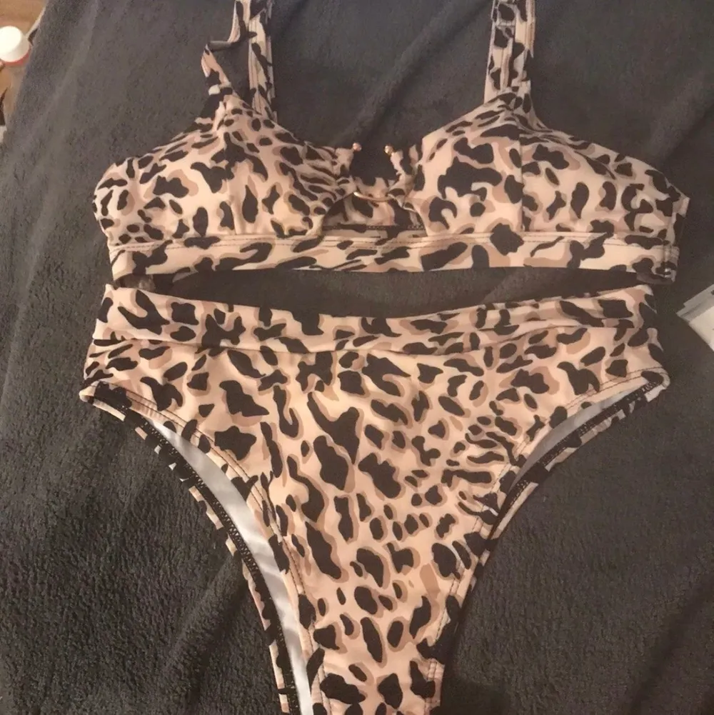 Säljer jätte fin leopard bikini som är helt nya, aldrig använda pågrund av att de inte passade mig tyvärr.. Övrigt.