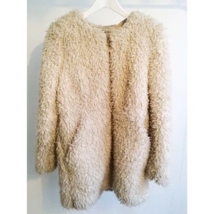 - Varm & mysig jacka i fuskpäls, får-imitation. Dragkedja i guld och fickor. Från Zara.
Det står storlek L i jackan men den är jätteliten i storlek och passar en S. 