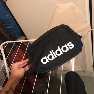 Adidas magväska  - En svart adidas magväska lite större modell. Köparen står för frakten.