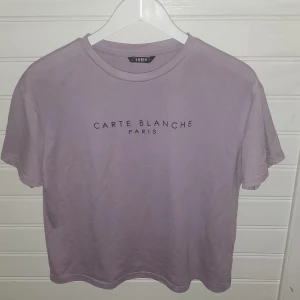 T-shirt - T-shirt från shein i strl M men sitter som en S, + frakt 40 kr✨💜