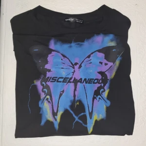 T-shirt - T-shirt med tryck från shein, bra kvalité & använt få gånger, köpt som M men sitter som en L- XL, alltså overzised! + Frakt 40 kr ⚡💜