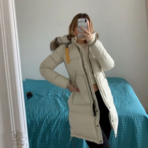 Parajumpers Long Bear Dam - Säljer min jacka i modellen Long Bear från märket Parajumpers. Jackan är i storlek XS, skulle säga den passar S om man inte är mycket bredaxlad. Endast använd en vinter. Köpt från Farfetch, nypris: € 1.000. Jackan har små fläckar på fickorna men de är knappt synliga. Kvitto finns och bevis på att den är äkta